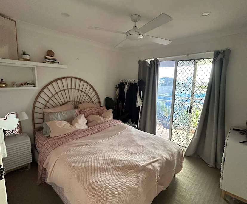 Furnished room with ensuite in a flatshare