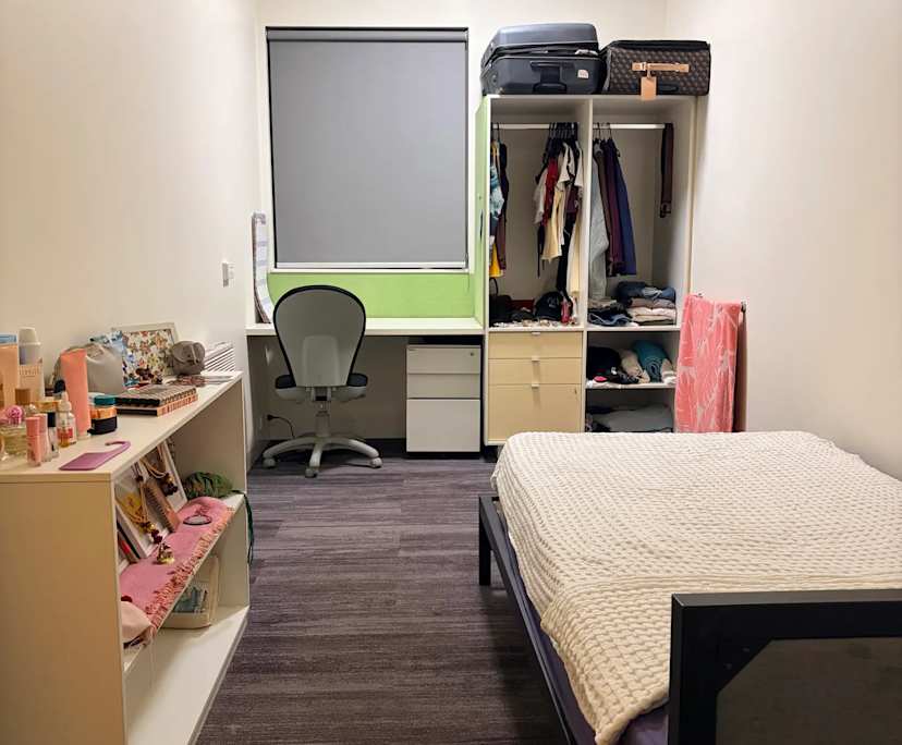Furnished room with ensuite in a flatshare