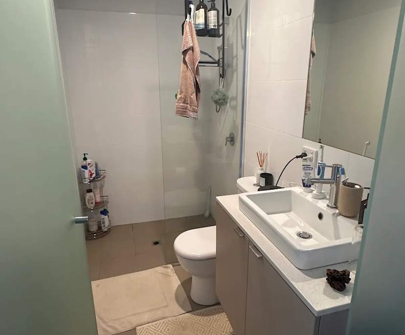 Furnished room with ensuite in a flatshare