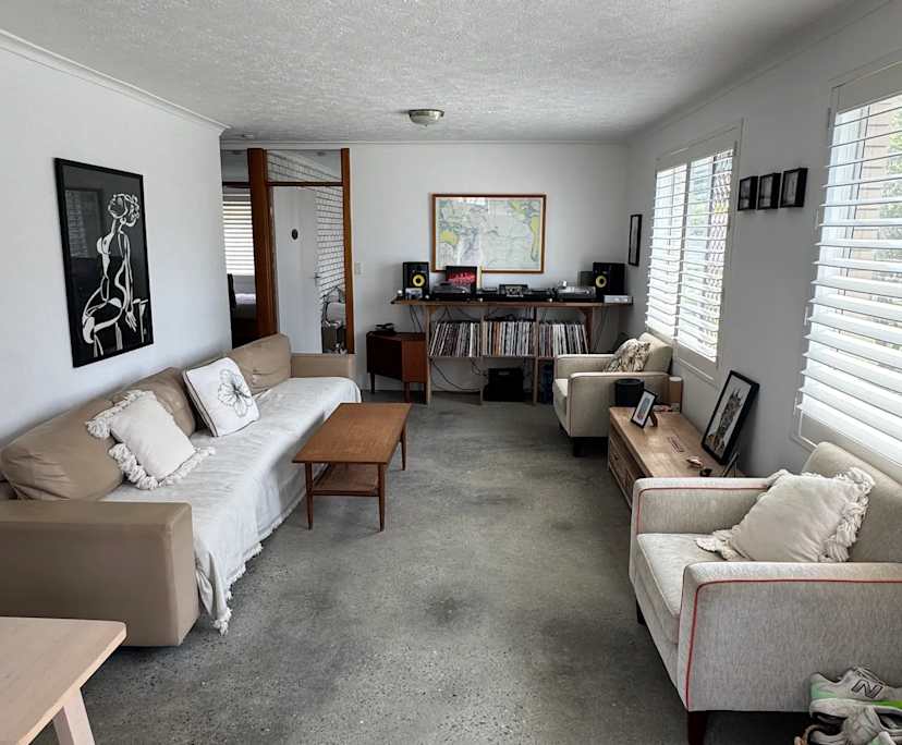 Furnished room in a flatshare