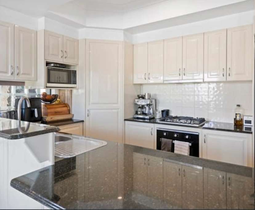 $370, Share-house, 4 bathrooms, Surfers Paradise QLD 4217