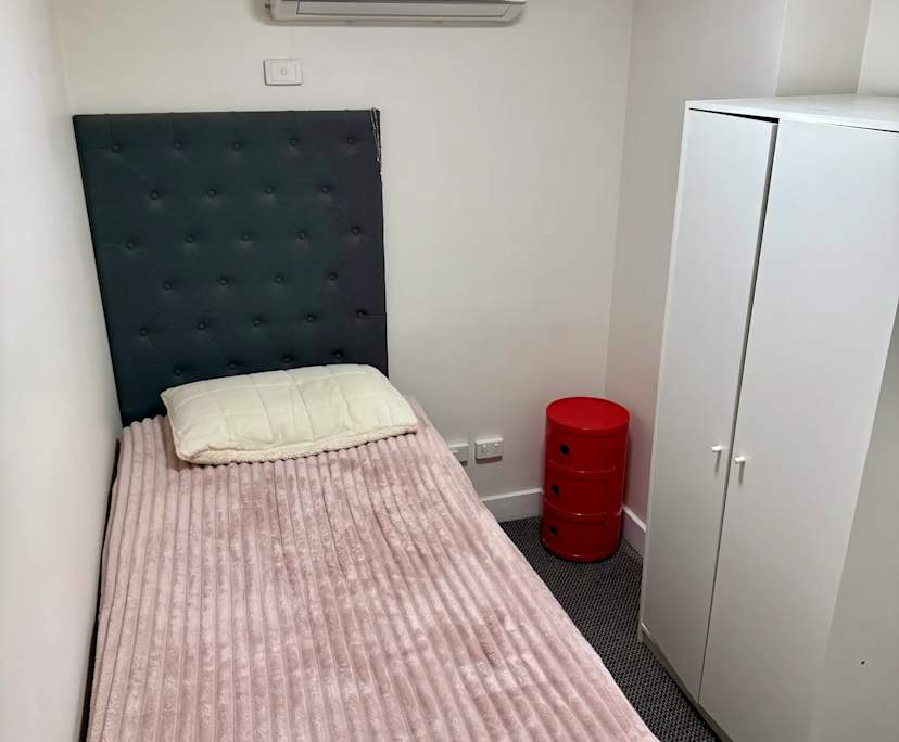 Furnished room in a flatshare