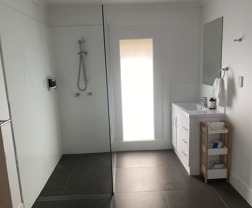 $695, Whole-property, 2 bathrooms, Mapleton QLD 4560