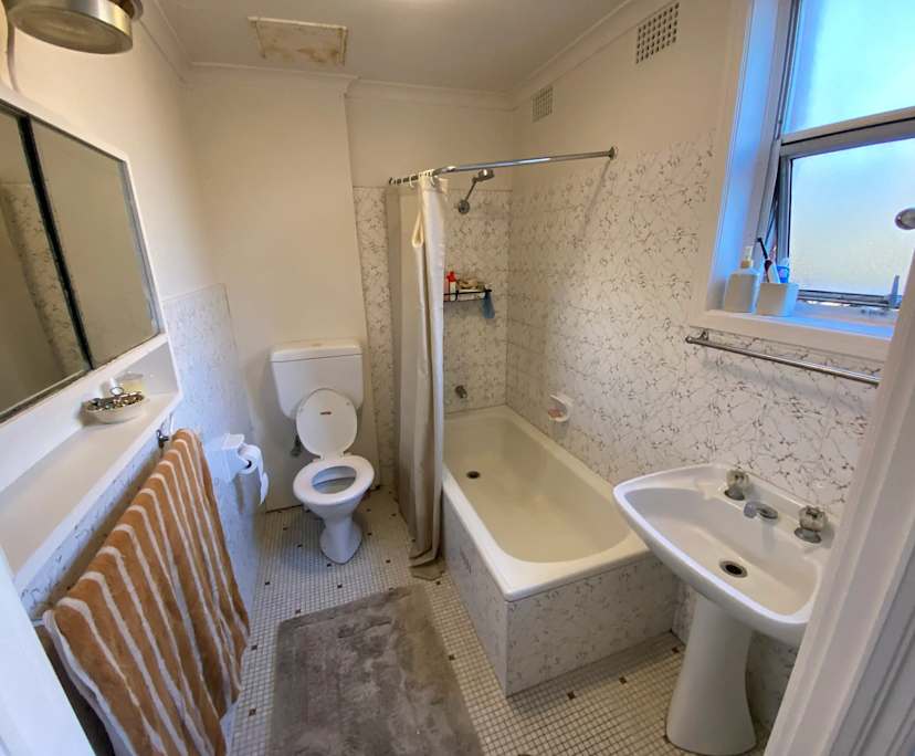 Furnished room with ensuite in a flatshare