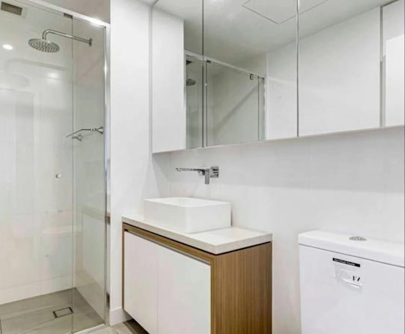 Furnished room with ensuite in a flatshare