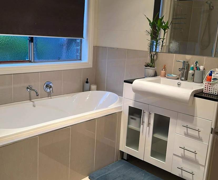 Furnished room in a flatshare