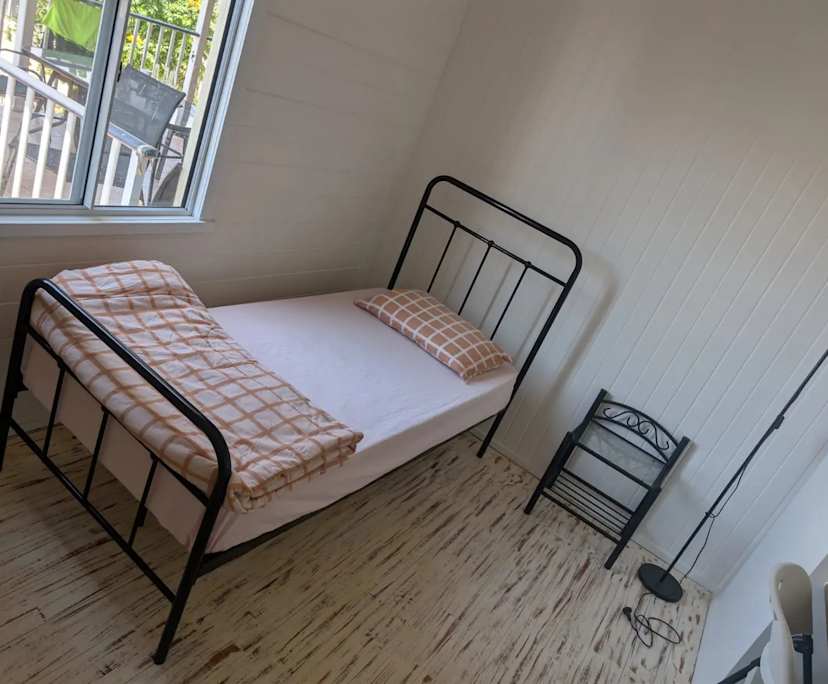 Furnished room in a flatshare