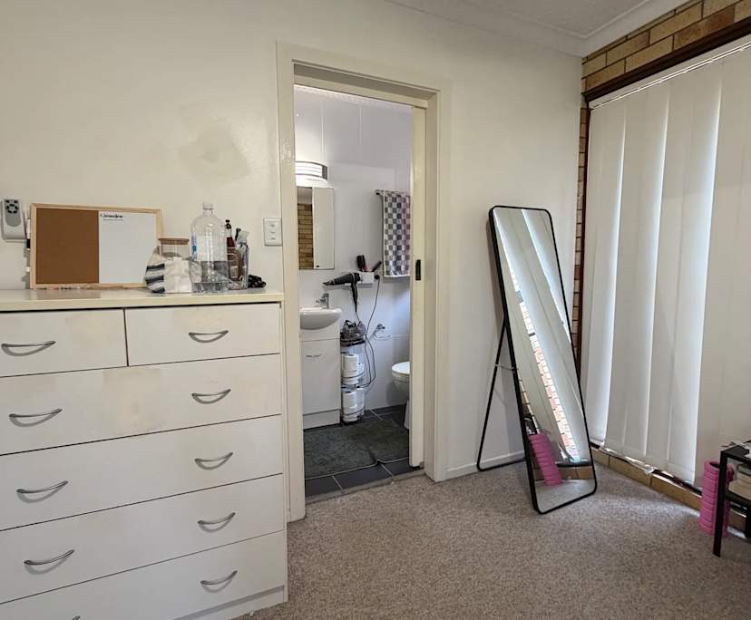 Furnished room with ensuite in a flatshare