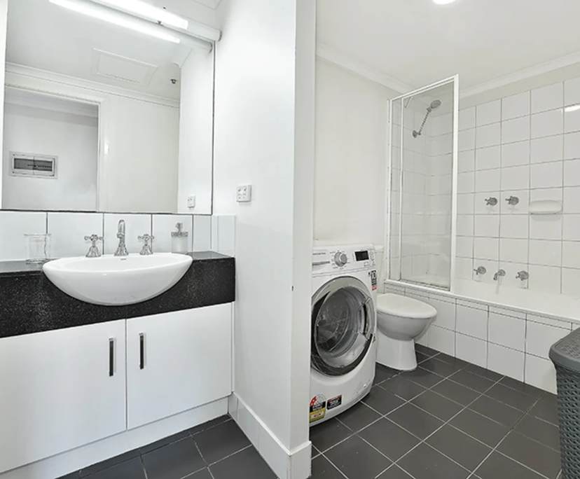 $689, 1-bed, 1 bathroom, Melbourne VIC 3004