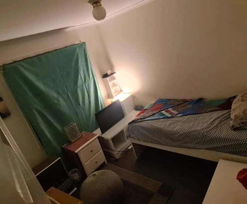 Room in a share house