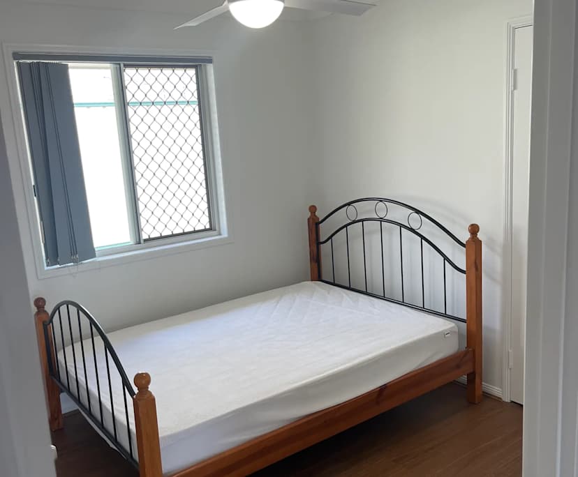 $240, Share-house, 3 bathrooms, Regents Park QLD 4118