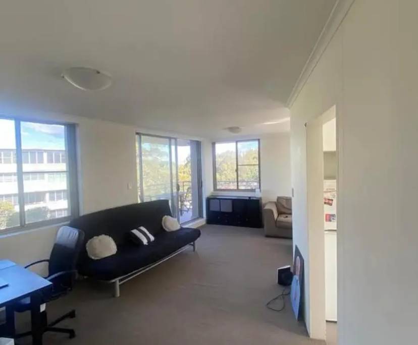 Furnished room in a flatshare