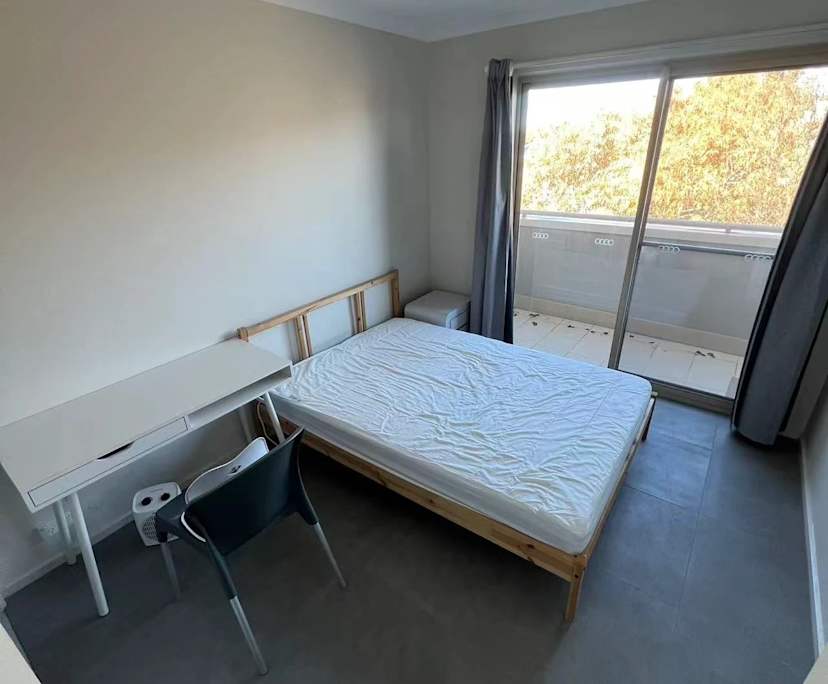 Furnished room in a flatshare