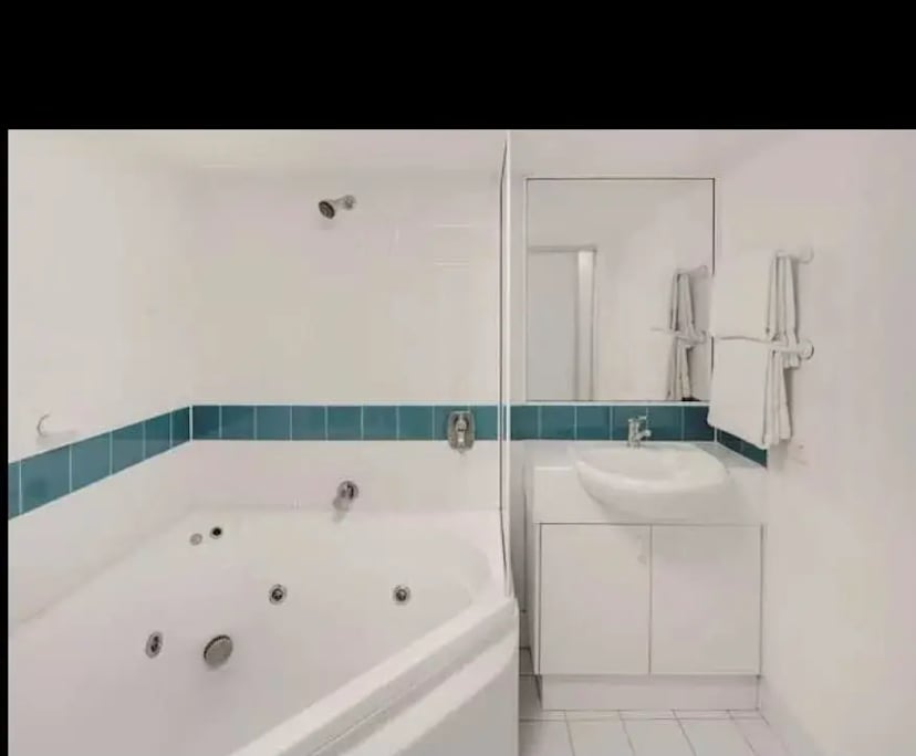 Furnished room with ensuite in a flatshare