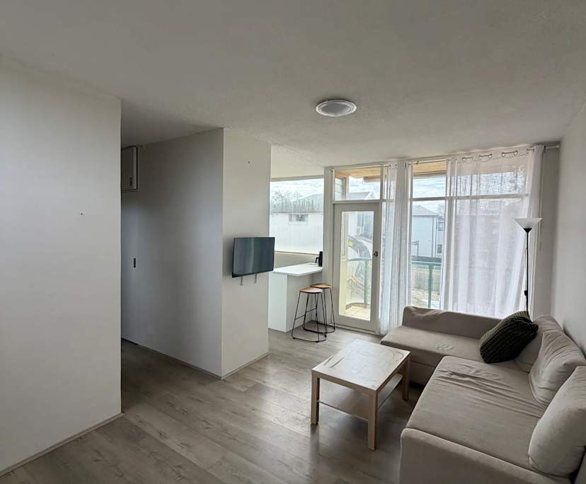 Unfurnished room in a flatshare