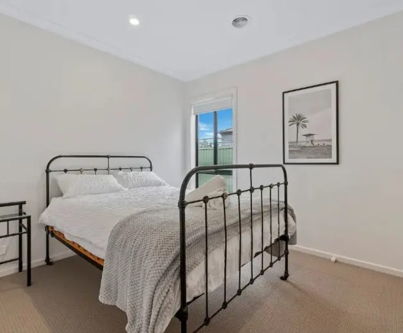 $275, Share-house, 2 bathrooms, Lake Gardens VIC 3355
