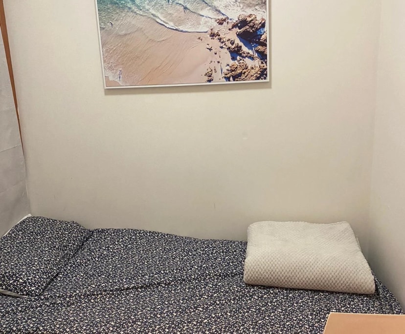 Furnished room in a flatshare