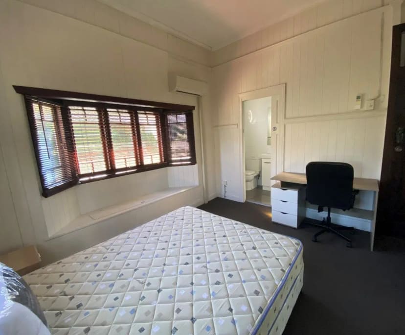 $210, Share-house, 4 bathrooms, Greenslopes QLD 4120