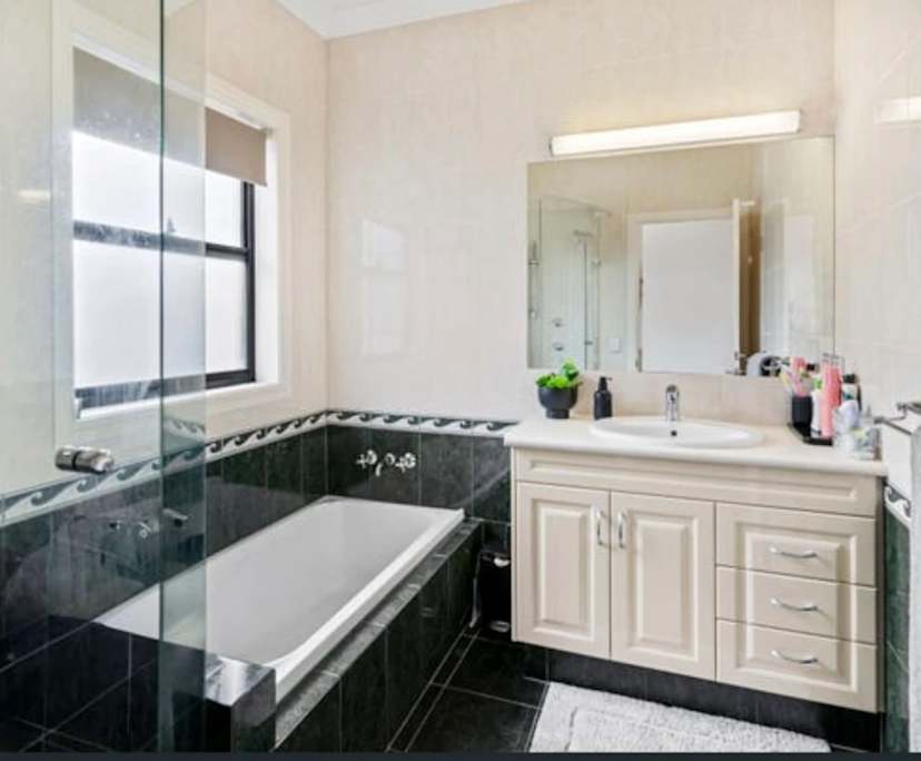 $370, Share-house, 4 bathrooms, Surfers Paradise QLD 4217