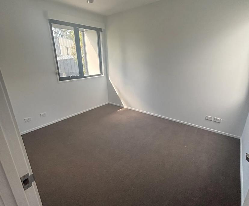 Unfurnished room with own bathroom