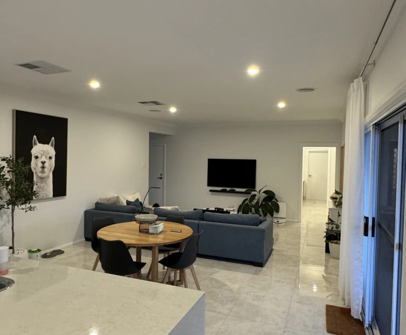 $300, Share-house, 3 bathrooms, Lloyd NSW 2650