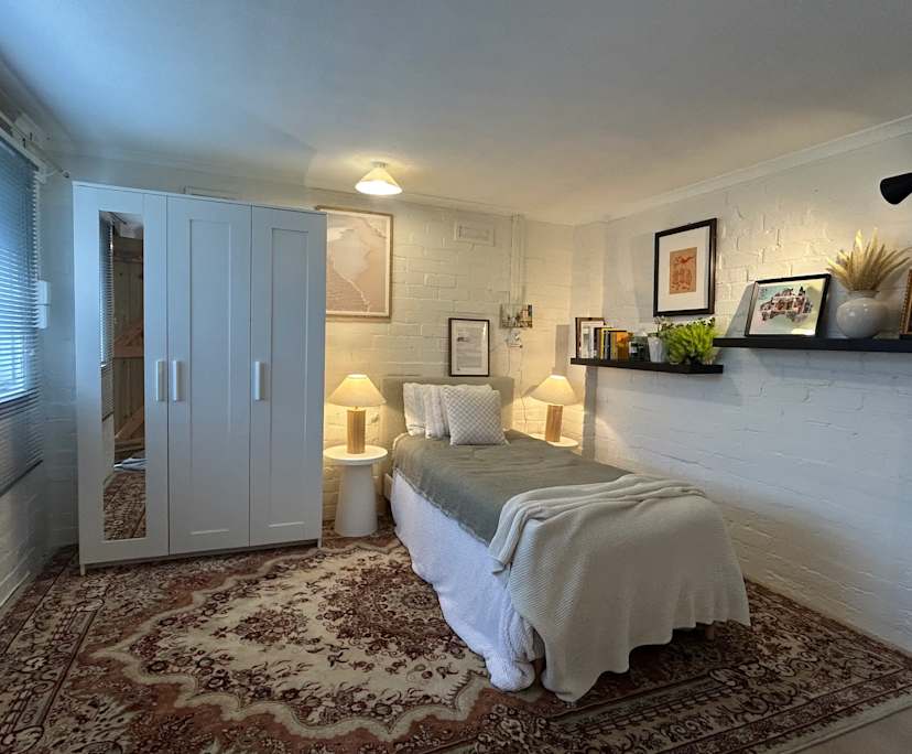 Furnished room in a flatshare