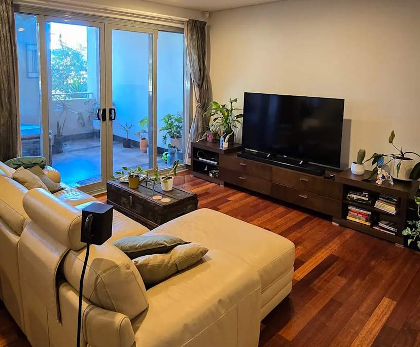 Furnished room with ensuite in a flatshare