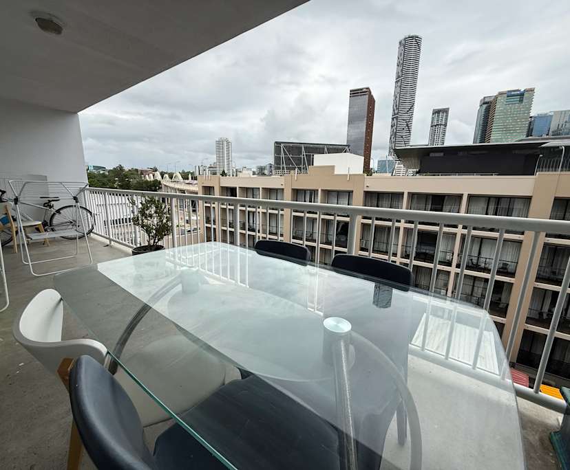 Furnished room with ensuite in a flatshare