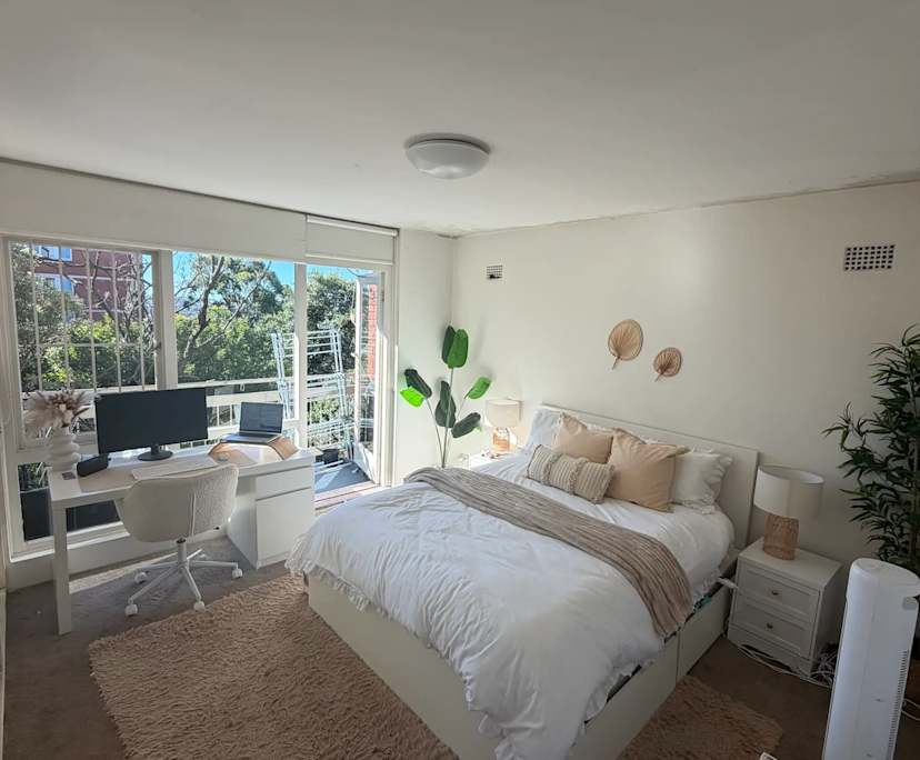 Furnished room in a flatshare