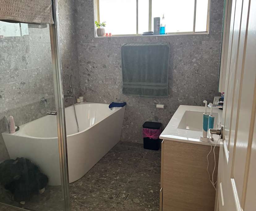 $250, Flatshare, 3 bathrooms, Lake Illawarra NSW 2528