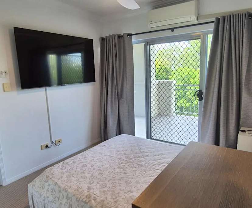 Furnished room with ensuite in a flatshare