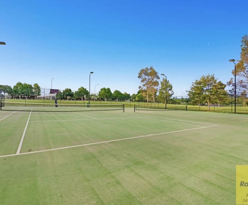 $300, Homestay, 4 bathrooms, Maudsland QLD 4210