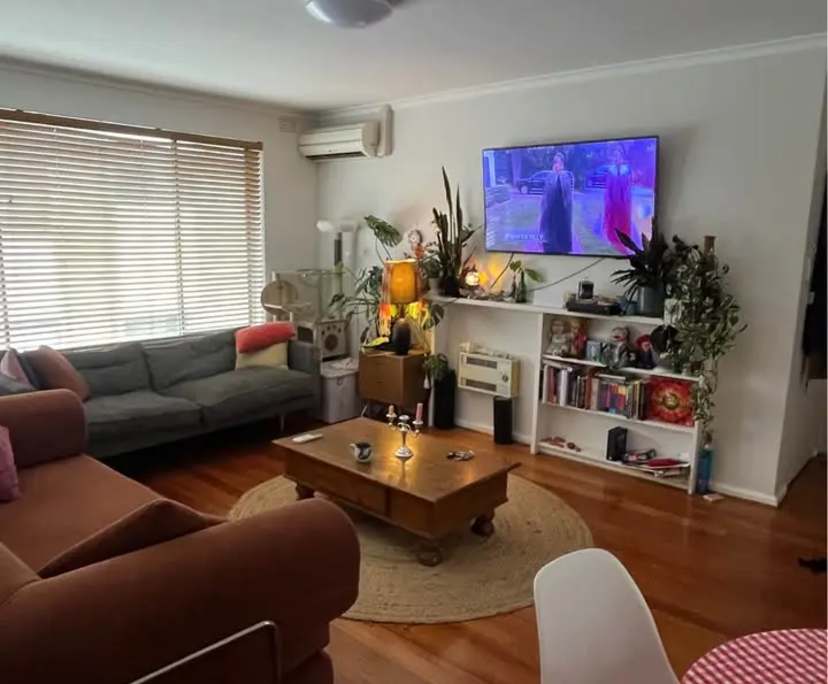 Unfurnished room in a flatshare