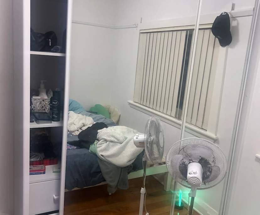 Room in a share house