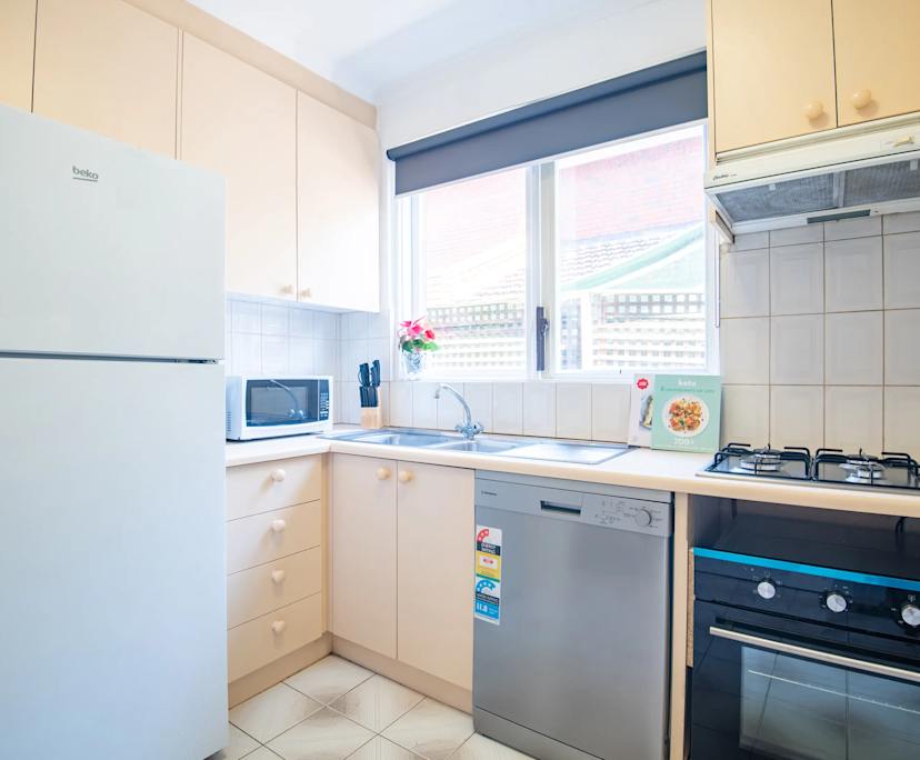 $800, Whole-property, 2 bathrooms, Saint Kilda East VIC 3183