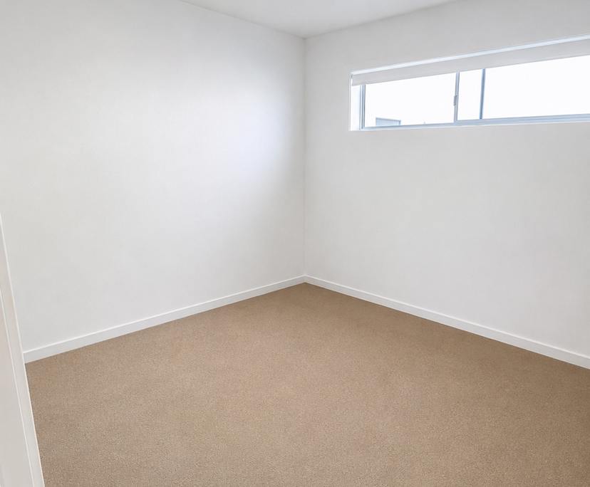 Unfurnished room with own bathroom