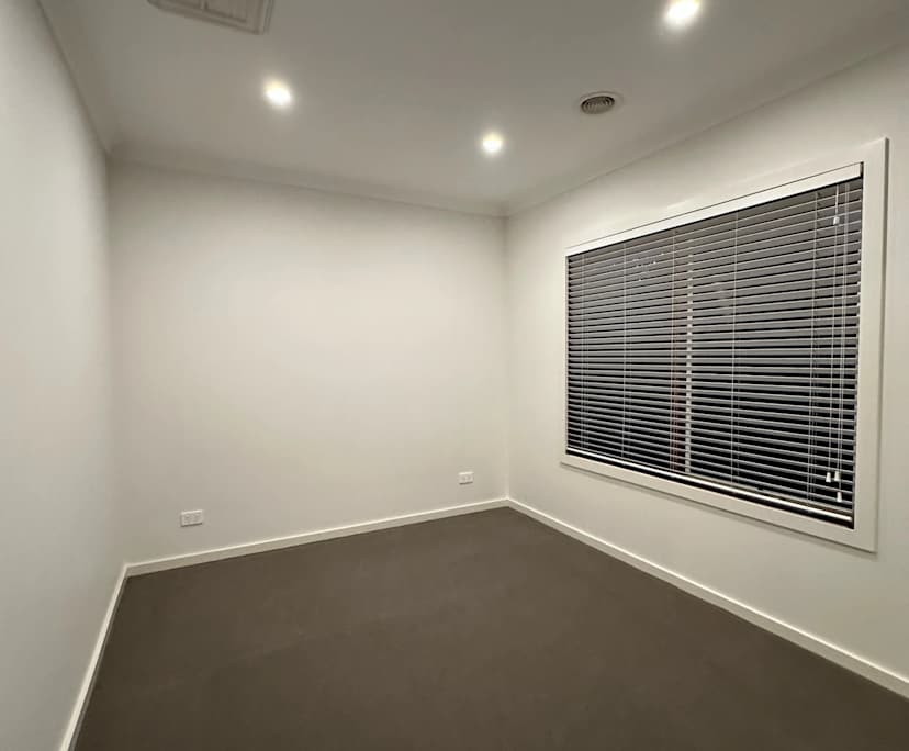 Unfurnished room with own bathroom