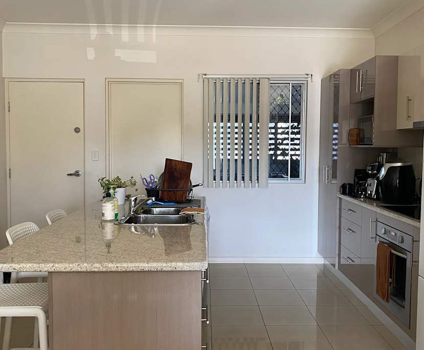 $330, Flatshare, 2 bathrooms, Holland Park West QLD 4121