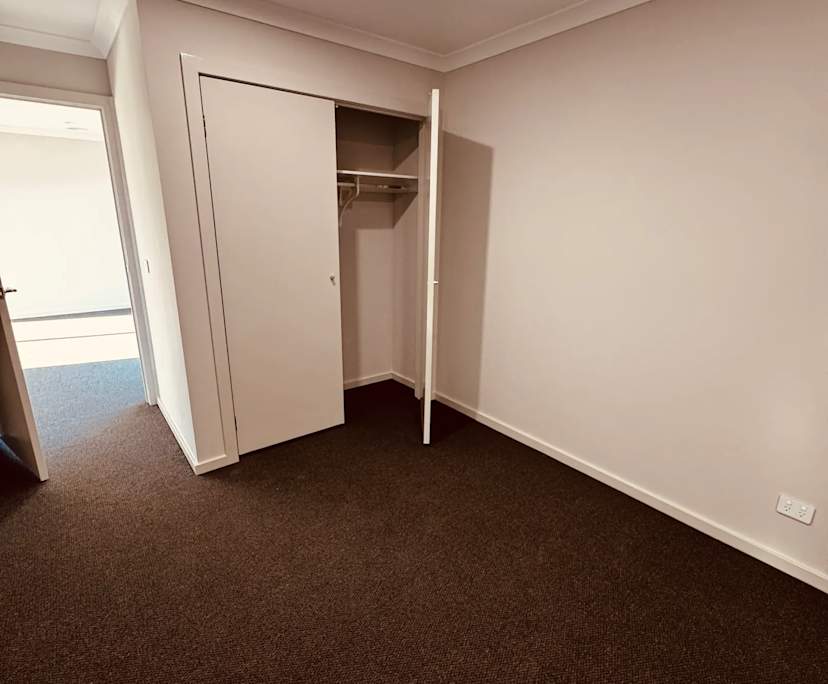 $460, Whole-property, 4 bathrooms, Mambourin VIC 3024