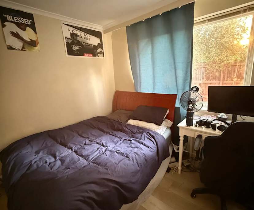 Furnished room in a flatshare