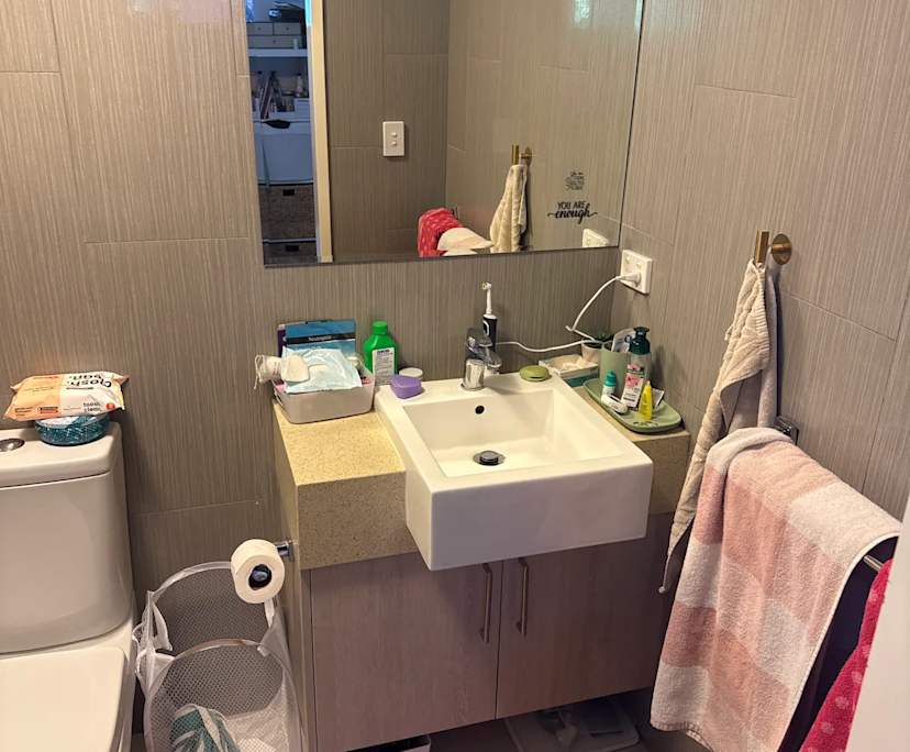 Furnished room with ensuite in a flatshare