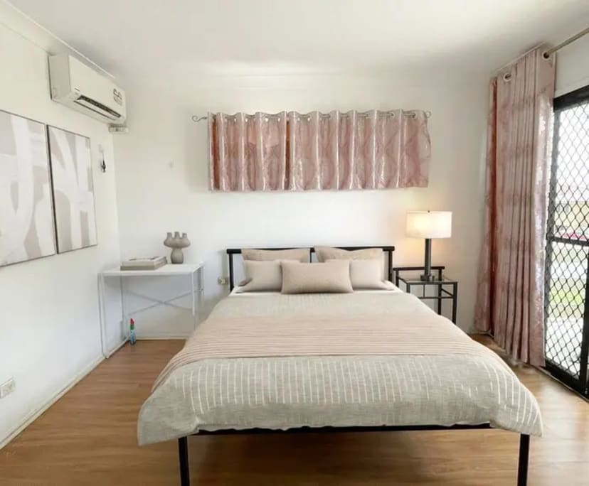 2 Rooms for Rent in Macgregor, QLD 220240, Furni...N