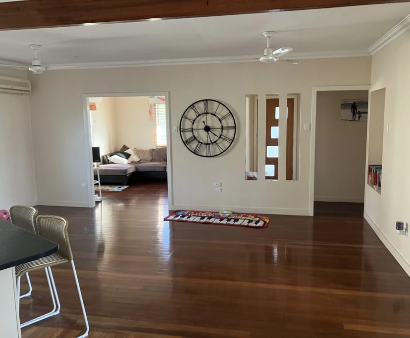 Room for Rent in Holland Park West, Brisbane 325,...