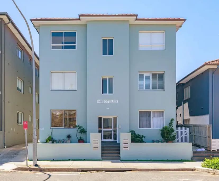 Furnished room in a flatshare