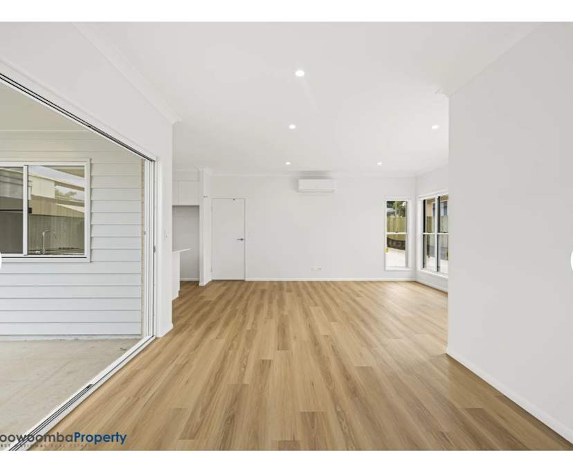 $240, Share-house, 3 bathrooms, Wilsonton QLD 4350