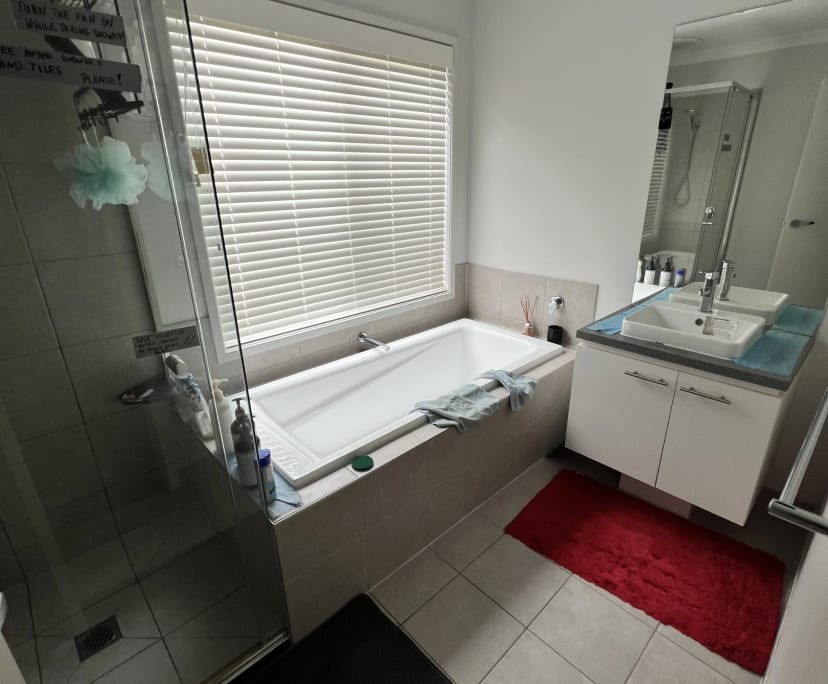 Room for Rent in Lovely Banks, Geelong 200, Furni...