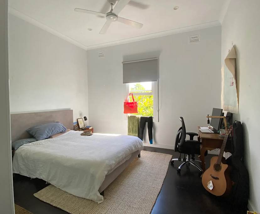 Furnished room in a flatshare