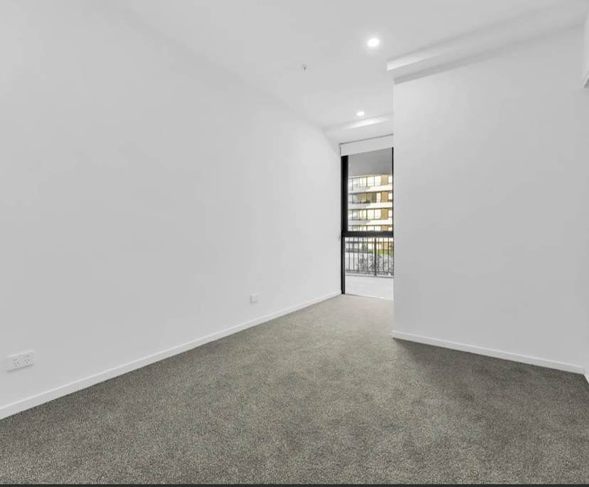 Unfurnished room with own bathroom