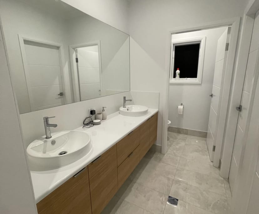 $300, Share-house, 3 bathrooms, Lloyd NSW 2650