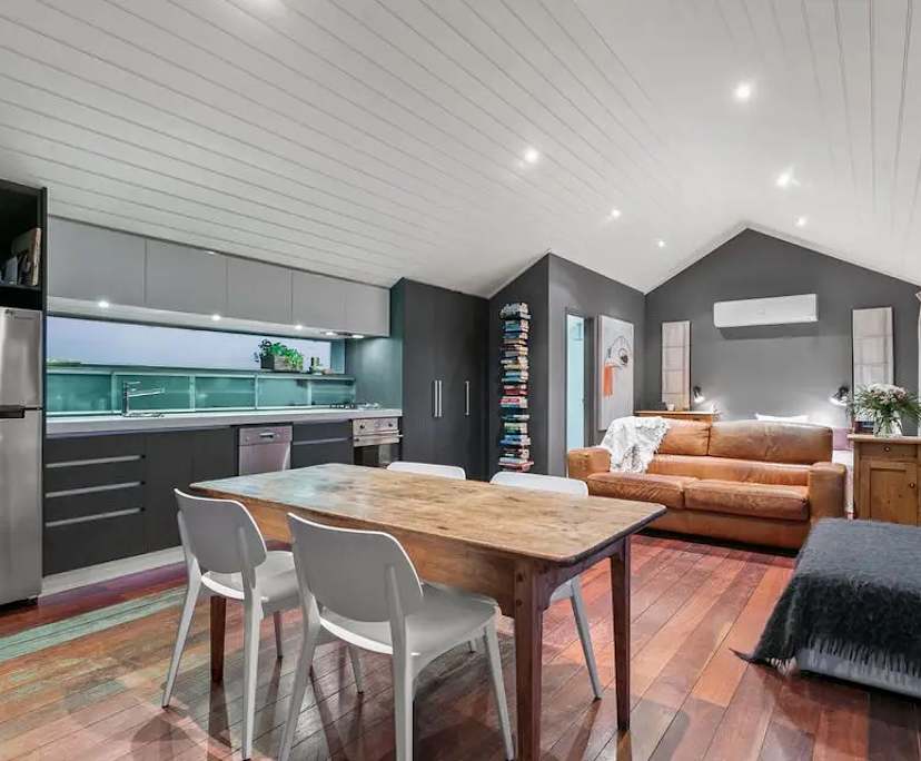 Unfurnished room studio flat for rent
